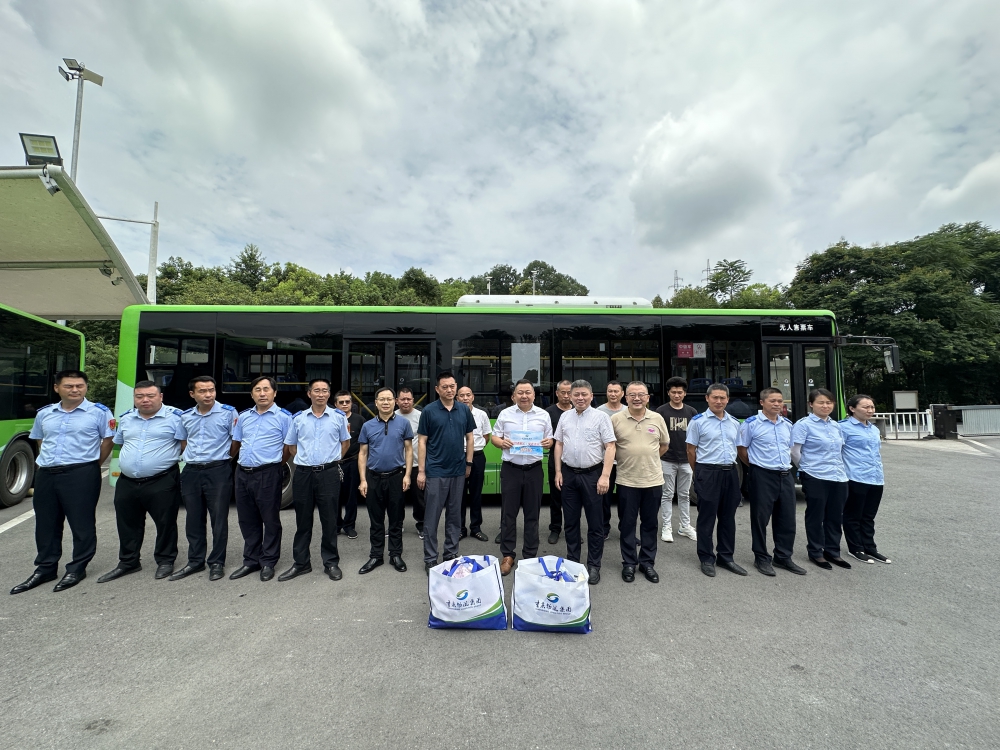 汪濤一行到東城公交慰問(wèn)一線(xiàn)職工